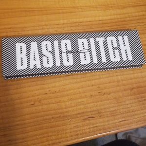 MAC basic bitch eyeshadow palette